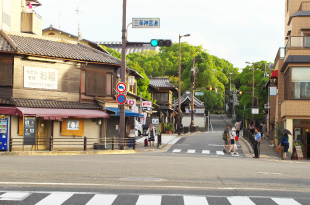 「三条神宮道」交差点